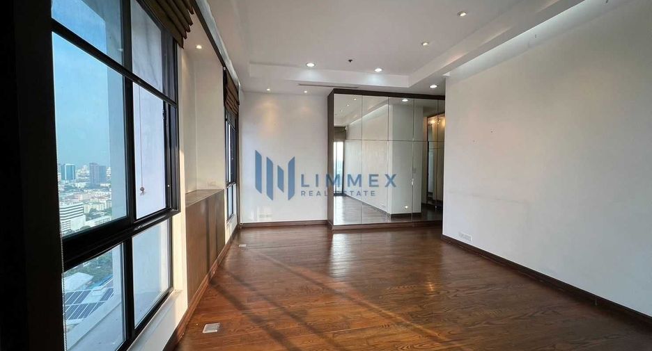 For sale 3 bed condo in Watthana, Bangkok