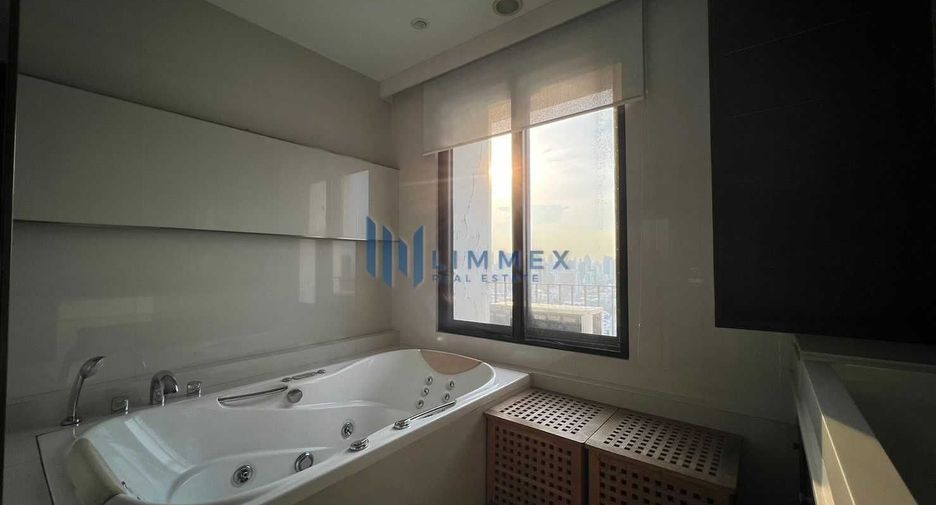 For sale 3 bed condo in Watthana, Bangkok
