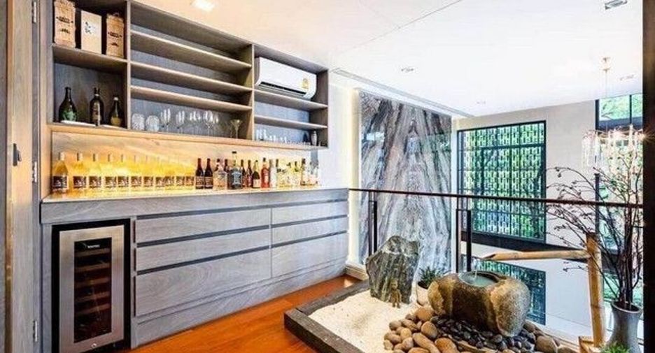 For rent 4 bedrooms townhouse in Watthana, Bangkok