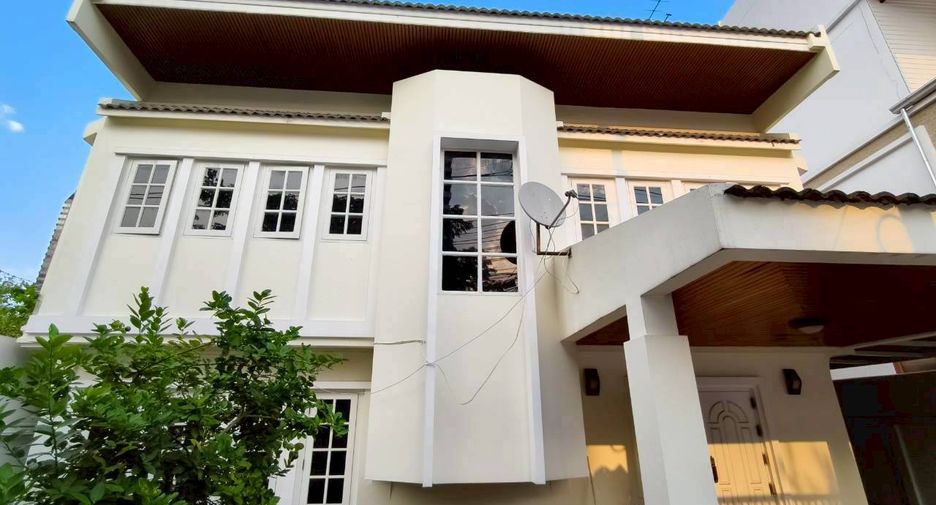 Casa en alquiler de 4 habitaciones en Khlong Toei, Bangkok