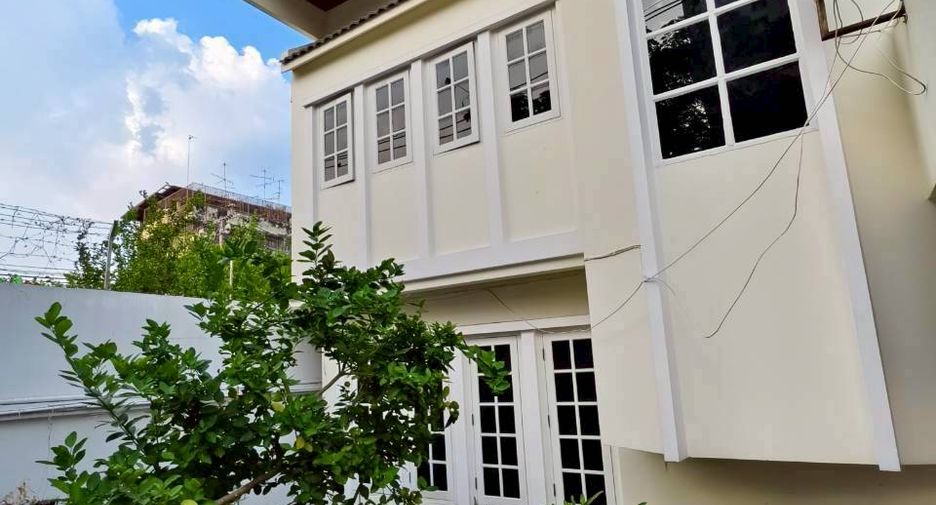 Casa en alquiler de 4 habitaciones en Khlong Toei, Bangkok