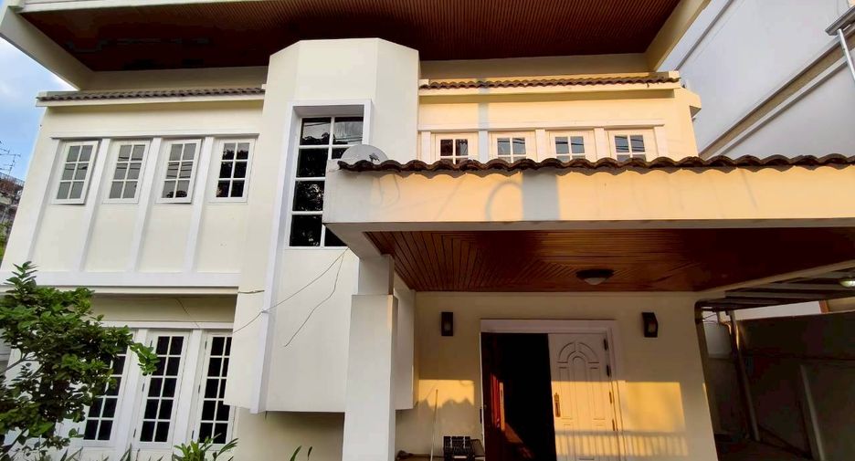 Casa en alquiler de 4 habitaciones en Khlong Toei, Bangkok