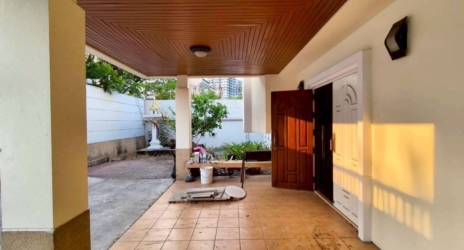 Casa en alquiler de 4 habitaciones en Khlong Toei, Bangkok