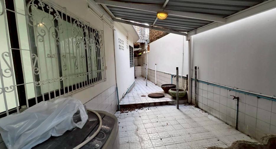 Casa en alquiler de 4 habitaciones en Khlong Toei, Bangkok