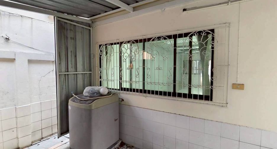 Casa en alquiler de 4 habitaciones en Khlong Toei, Bangkok