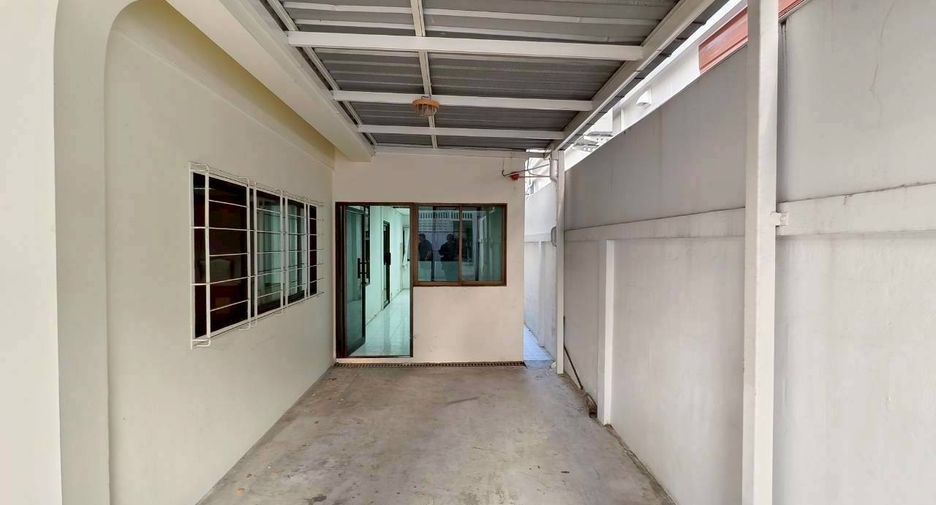 Casa en alquiler de 4 habitaciones en Khlong Toei, Bangkok