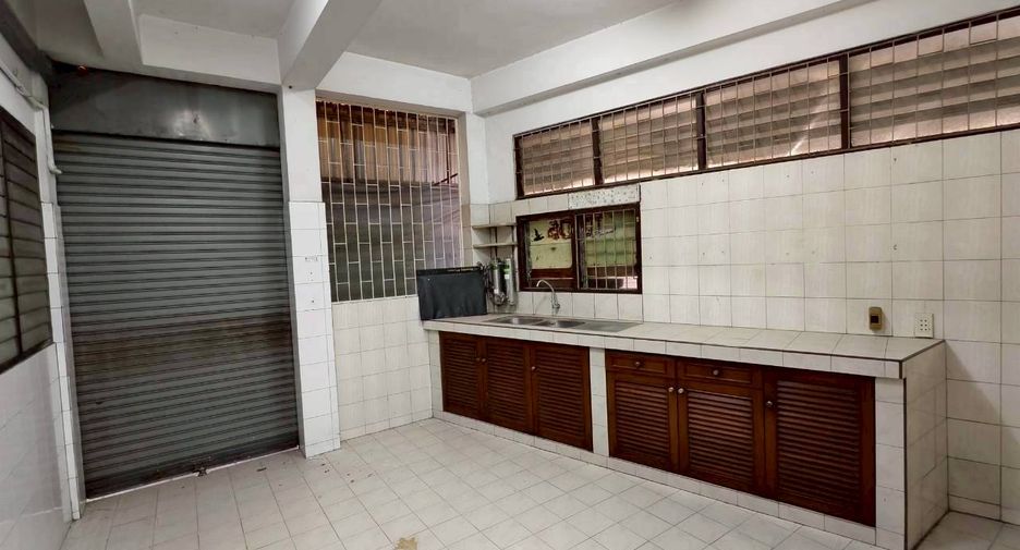 Casa en alquiler de 4 habitaciones en Khlong Toei, Bangkok