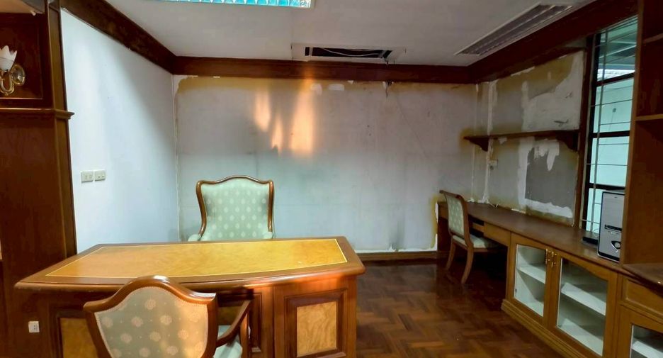 Casa en alquiler de 4 habitaciones en Khlong Toei, Bangkok