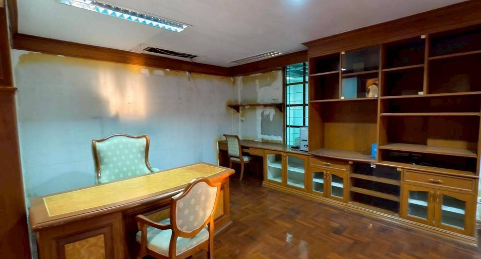 Casa en alquiler de 4 habitaciones en Khlong Toei, Bangkok