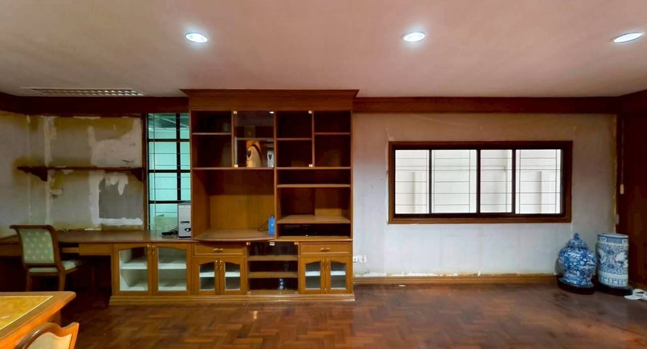 Casa en alquiler de 4 habitaciones en Khlong Toei, Bangkok