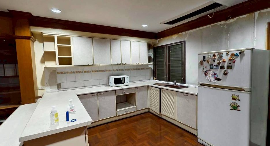 Casa en alquiler de 4 habitaciones en Khlong Toei, Bangkok