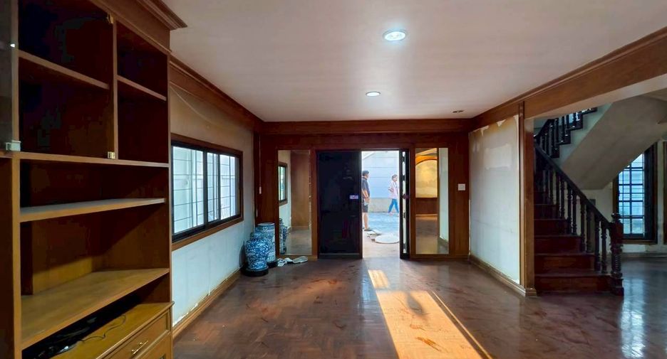 Casa en alquiler de 4 habitaciones en Khlong Toei, Bangkok