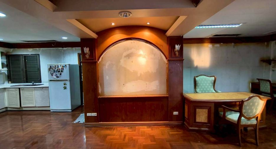 Casa en alquiler de 4 habitaciones en Khlong Toei, Bangkok