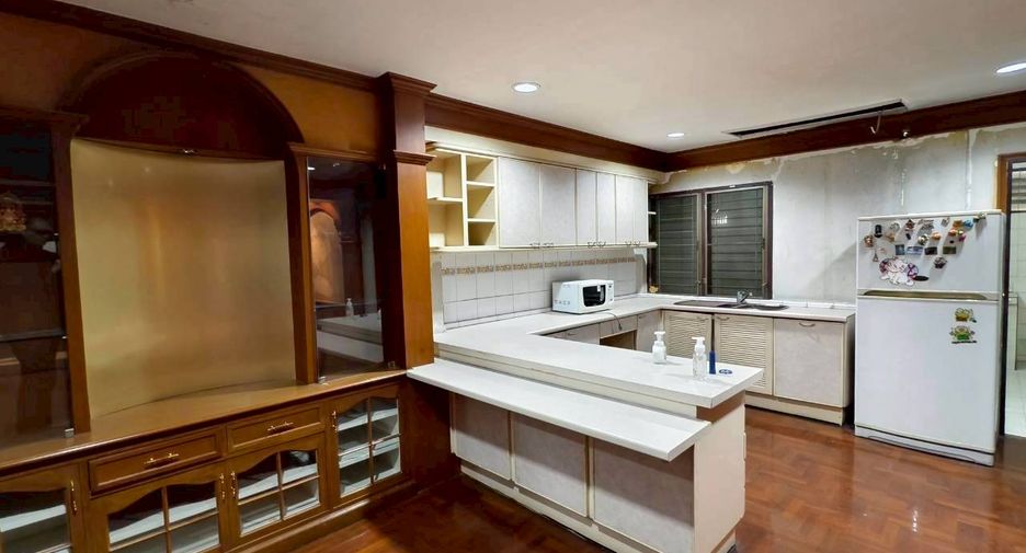 Casa en alquiler de 4 habitaciones en Khlong Toei, Bangkok
