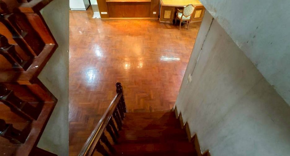 Casa en alquiler de 4 habitaciones en Khlong Toei, Bangkok