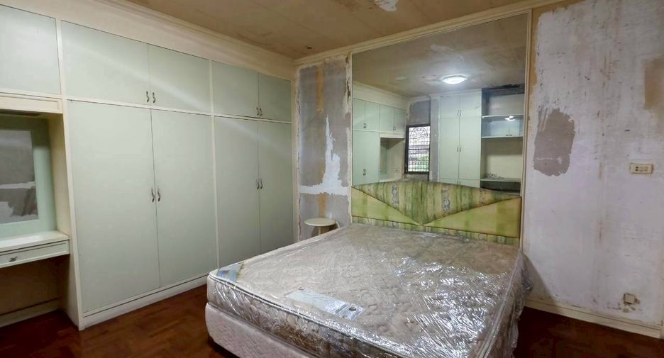Casa en alquiler de 4 habitaciones en Khlong Toei, Bangkok