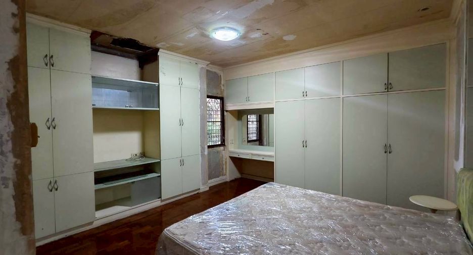 Casa en alquiler de 4 habitaciones en Khlong Toei, Bangkok