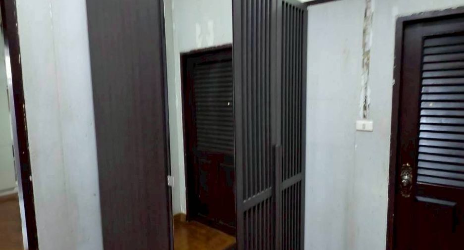 Casa en alquiler de 4 habitaciones en Khlong Toei, Bangkok