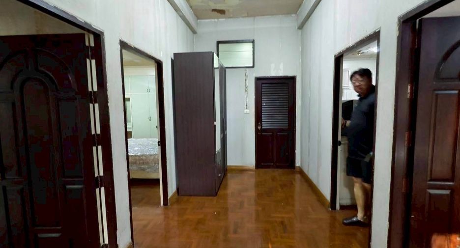 Casa en alquiler de 4 habitaciones en Khlong Toei, Bangkok
