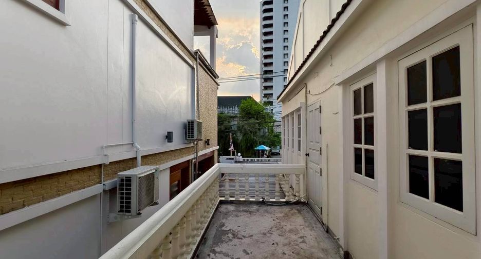 Casa en alquiler de 4 habitaciones en Khlong Toei, Bangkok