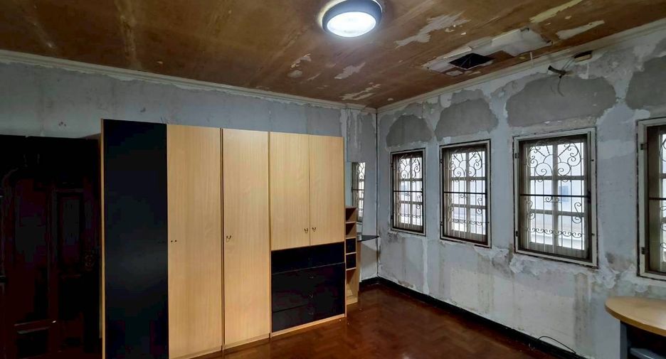 Casa en alquiler de 4 habitaciones en Khlong Toei, Bangkok