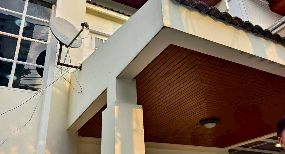 Casa en alquiler de 4 habitaciones en Khlong Toei, Bangkok