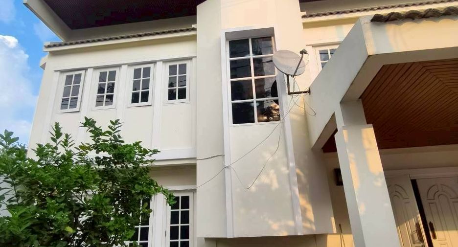 Casa en alquiler de 4 habitaciones en Khlong Toei, Bangkok