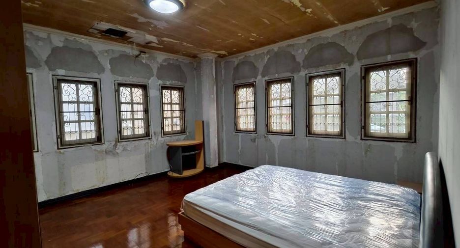 Casa en alquiler de 4 habitaciones en Khlong Toei, Bangkok