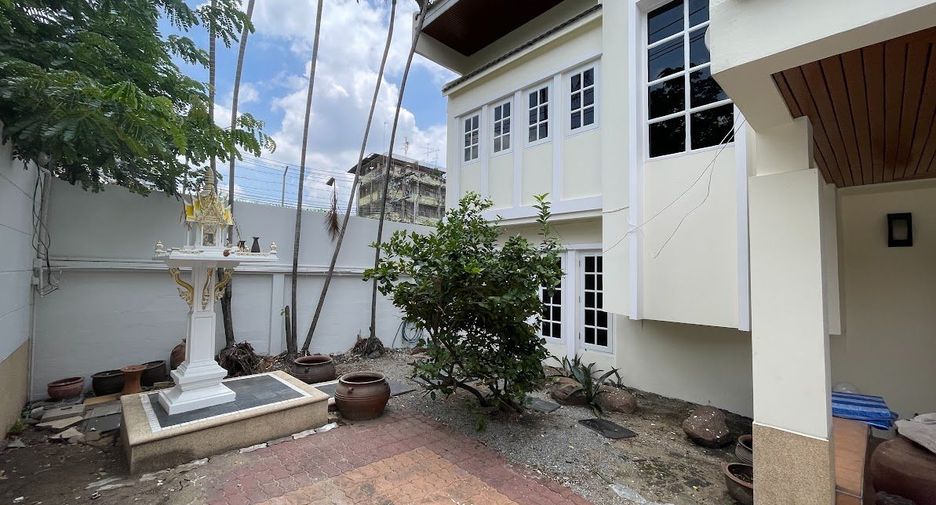 Casa en alquiler de 4 habitaciones en Khlong Toei, Bangkok