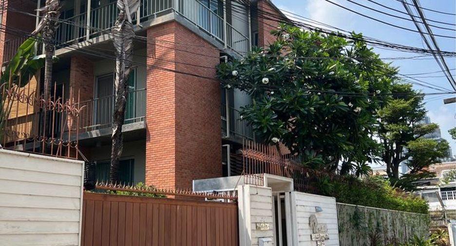 For rent 2 bedrooms apartment in Khlong Toei, Bangkok