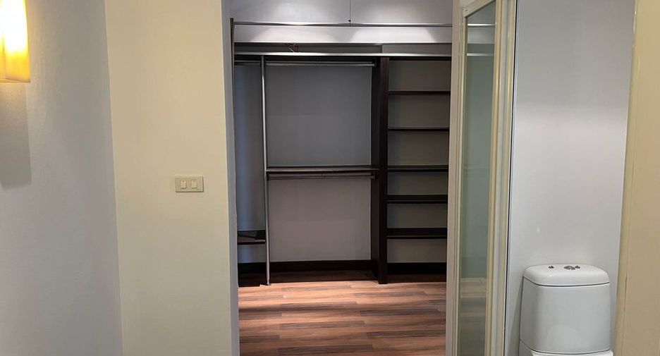 For rent 2 bedrooms apartment in Khlong Toei, Bangkok