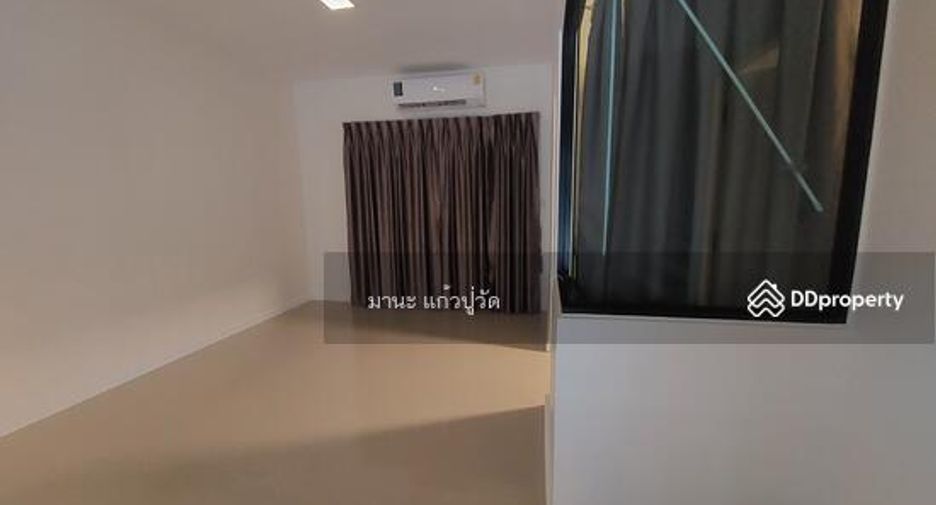 For rent 4 bed townhouse in Mueang Pathum Thani, Pathum Thani