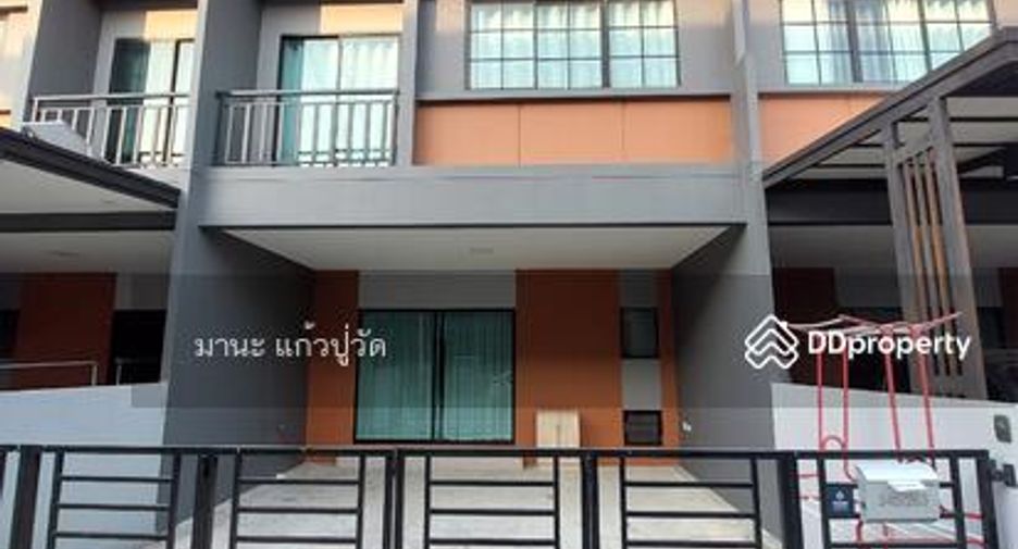 For rent 4 bed townhouse in Mueang Pathum Thani, Pathum Thani