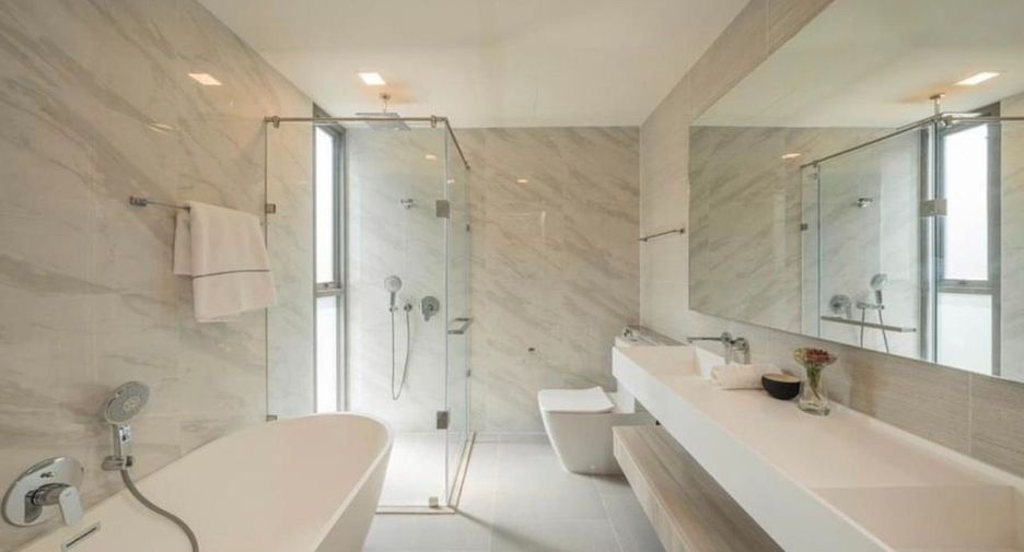 Condo en alquiler de 3 habitaciones en Watthana, Bangkok