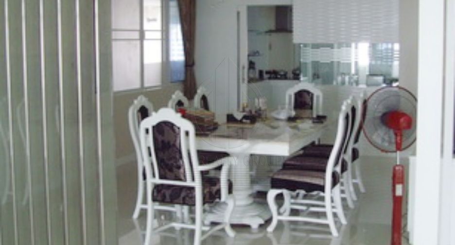 For sale 3 bedrooms condo in Watthana, Bangkok