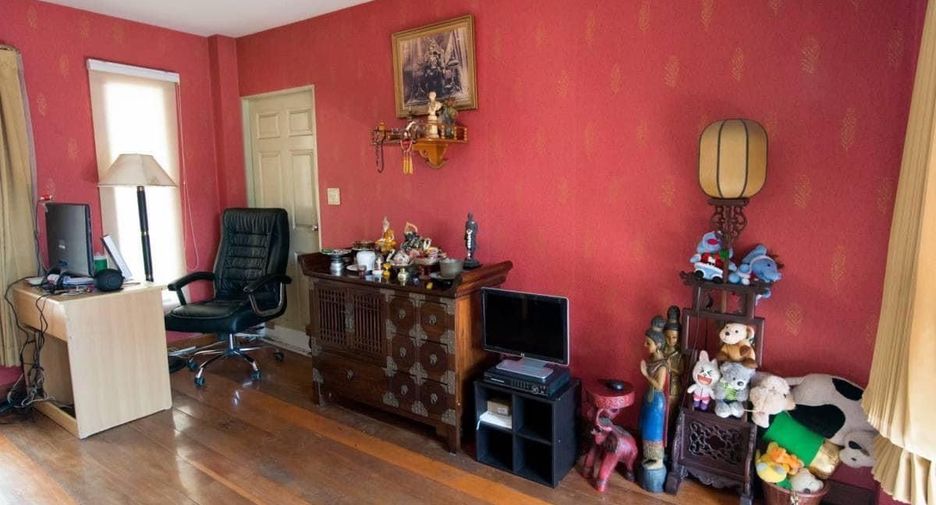 For sale 3 bedrooms house in Wang Thonglang, Bangkok