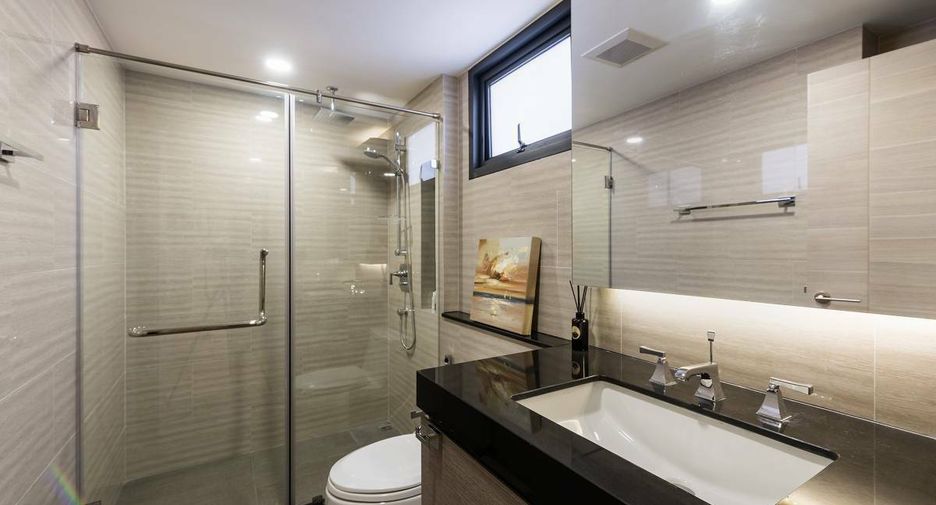 For rent 2 bedrooms condo in Pathum Wan, Bangkok