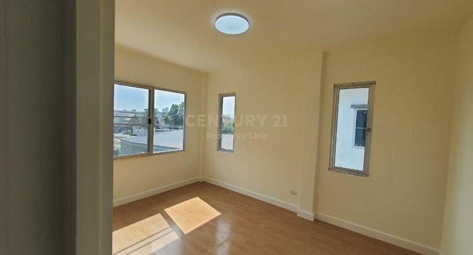For sale 3 bedrooms townhouse in Bang Kapi, Bangkok