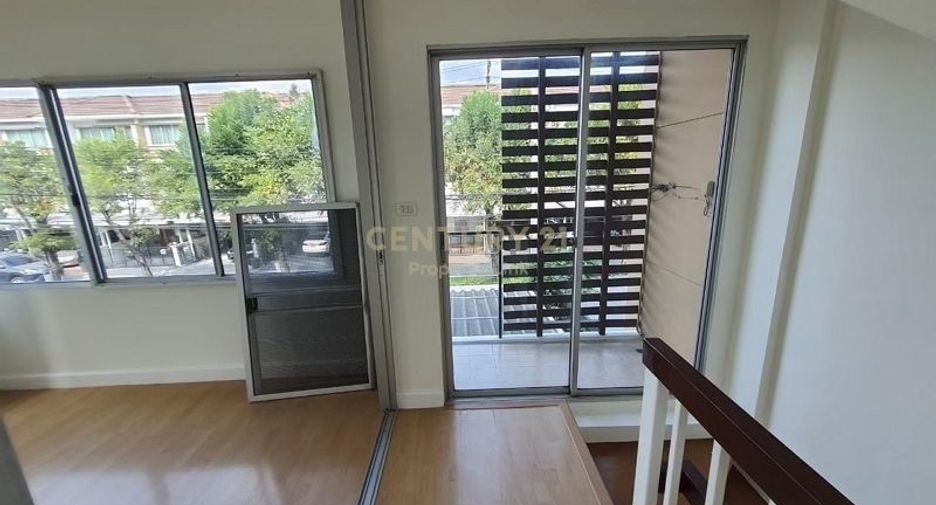 For sale 3 bedrooms townhouse in Bang Kapi, Bangkok