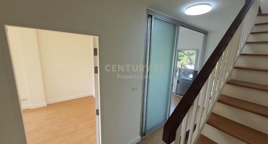 For sale 3 bedrooms townhouse in Bang Kapi, Bangkok