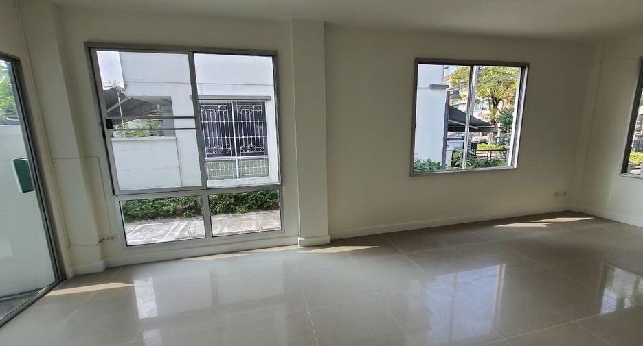 For sale 3 bedrooms townhouse in Bang Kapi, Bangkok