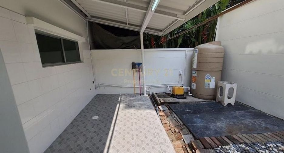 For sale 3 bedrooms townhouse in Bang Kapi, Bangkok