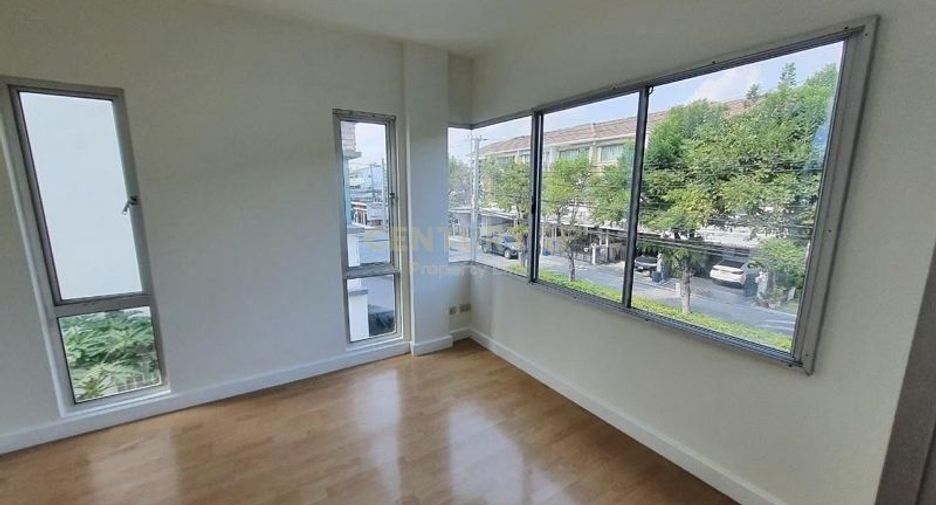For sale 3 bedrooms townhouse in Bang Kapi, Bangkok