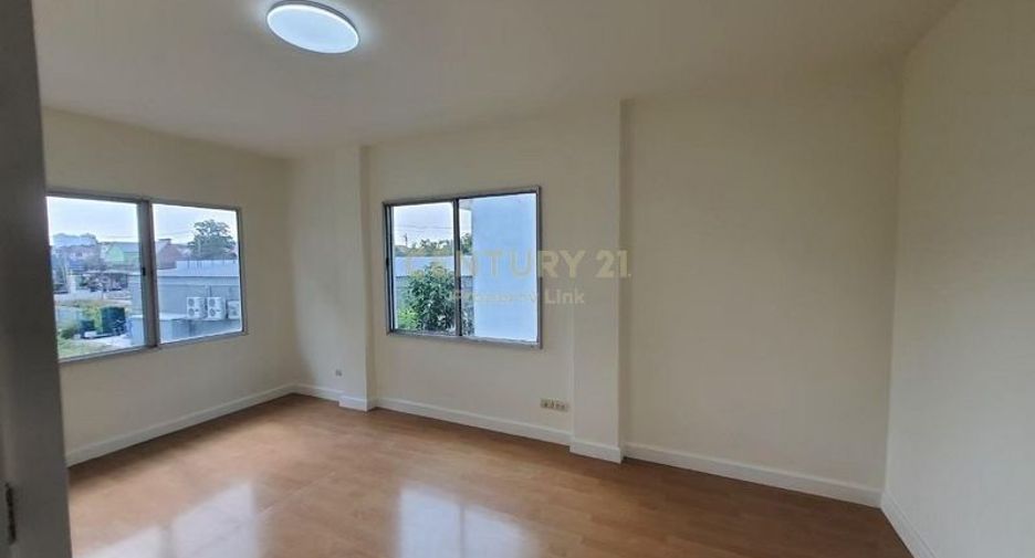 For sale 3 bedrooms townhouse in Bang Kapi, Bangkok