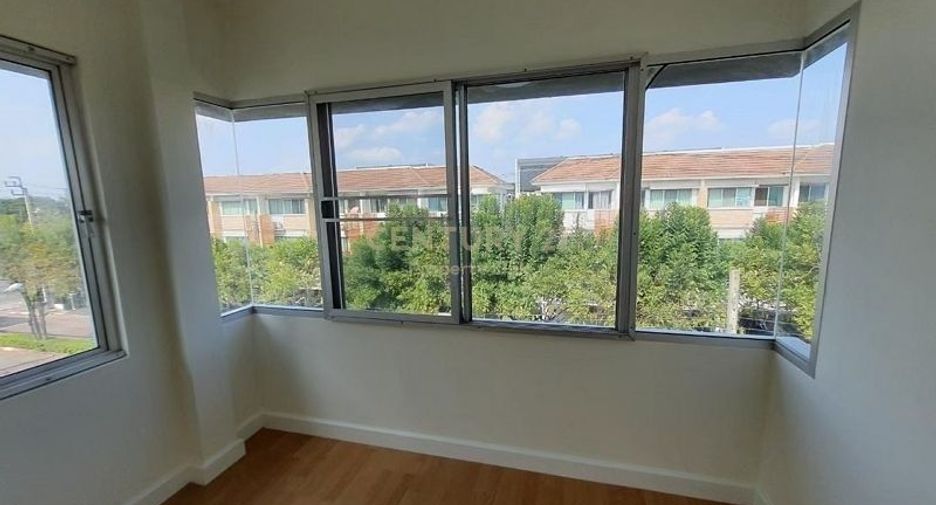 For sale 3 bedrooms townhouse in Bang Kapi, Bangkok