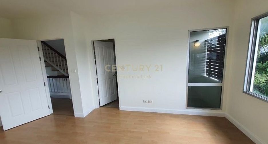 For sale 3 bedrooms townhouse in Bang Kapi, Bangkok