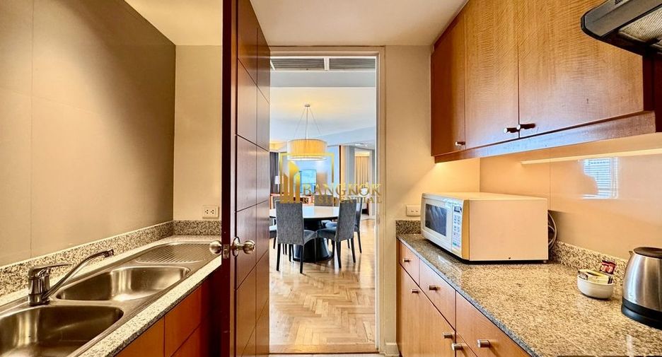 For rent 3 bedrooms serviced apartment in Yan Nawa, Bangkok