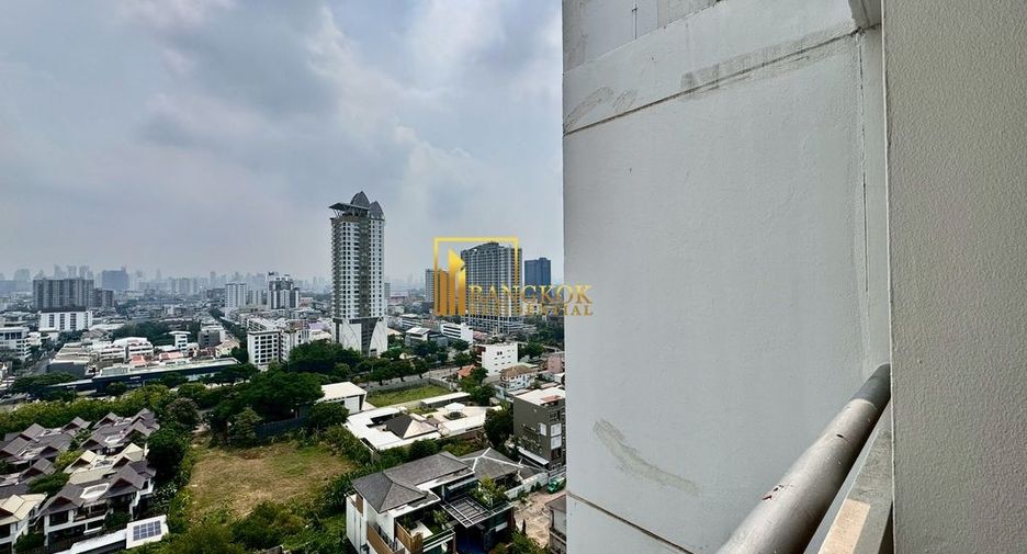 For rent 3 bedrooms serviced apartment in Yan Nawa, Bangkok