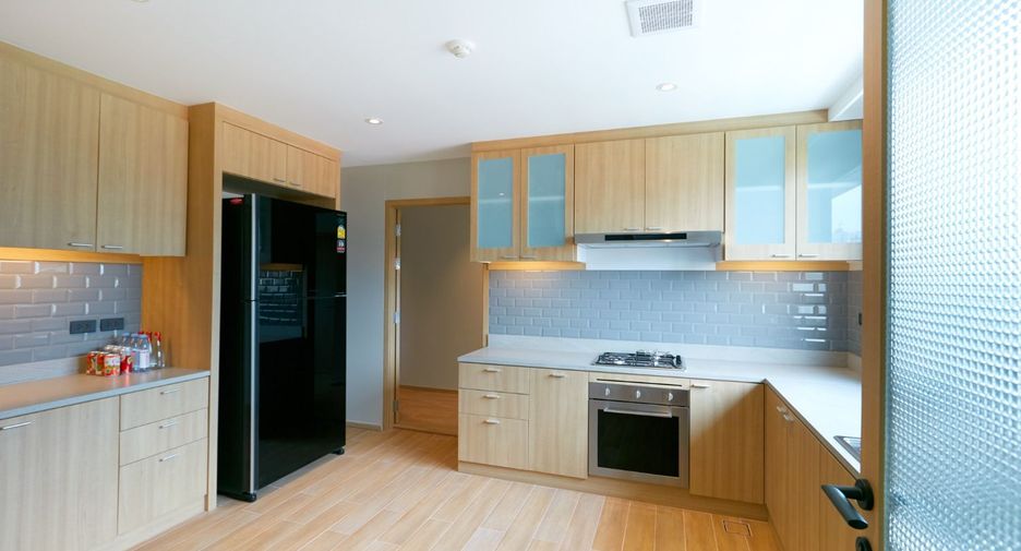 For rent 3 bedrooms apartment in Watthana, Bangkok