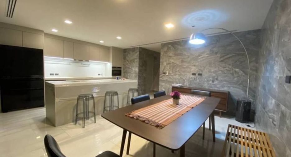 Casa en alquiler y en venta de 4 habitaciones en Watthana, Bangkok